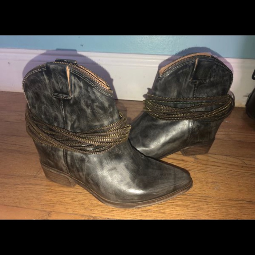 Adorable Lf Hot Distressed Leather Booties Size 6